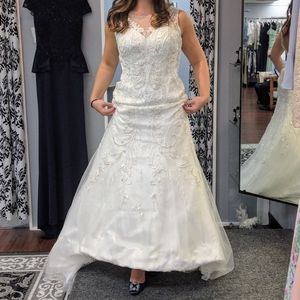 Worn-once bridal gown w/detachable watteau veil